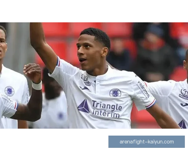 沙尔克定位球战术持续发挥出色，助力球队高效进攻表现亮眼