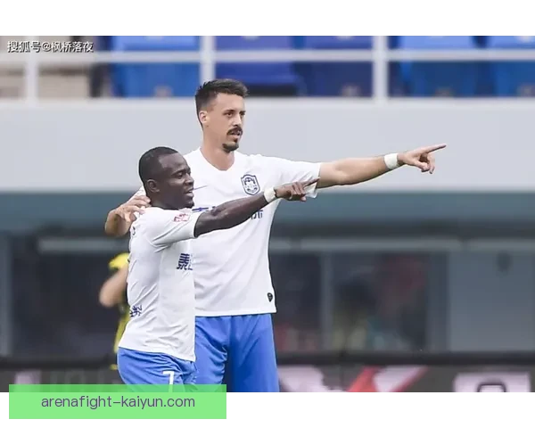 莫利纳在右闸位置表现稳健，成为球队首选替代方案